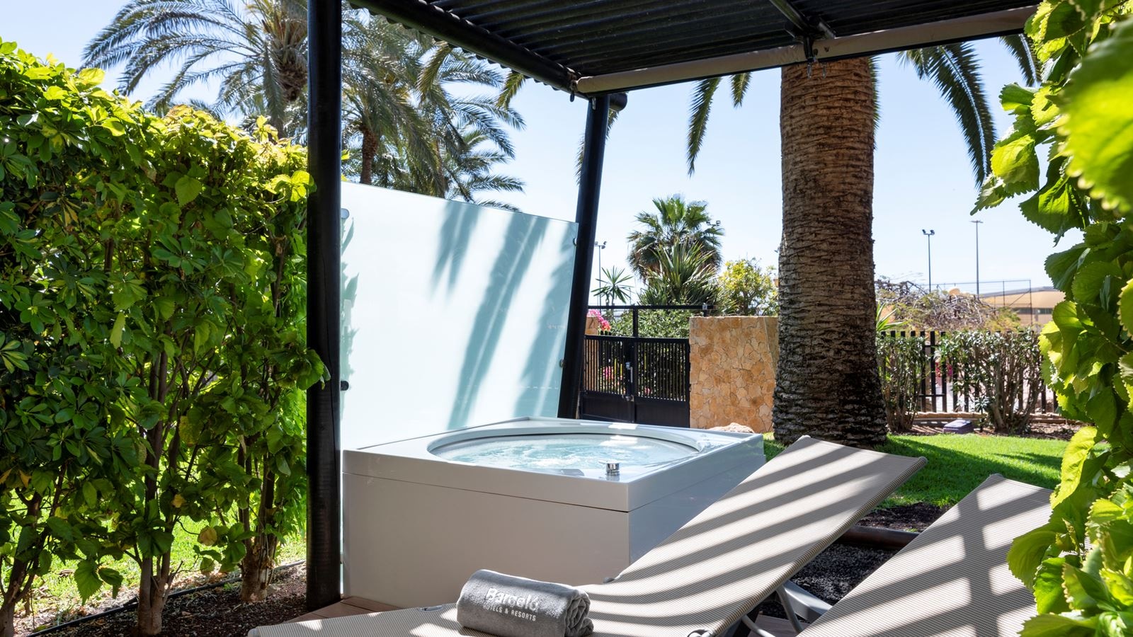 rooms-deluxe-room-with-hot-tub-balcony-or-terrace