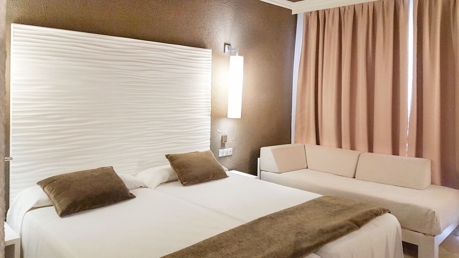 rooms-double-standard-room-balcony-or-terrace