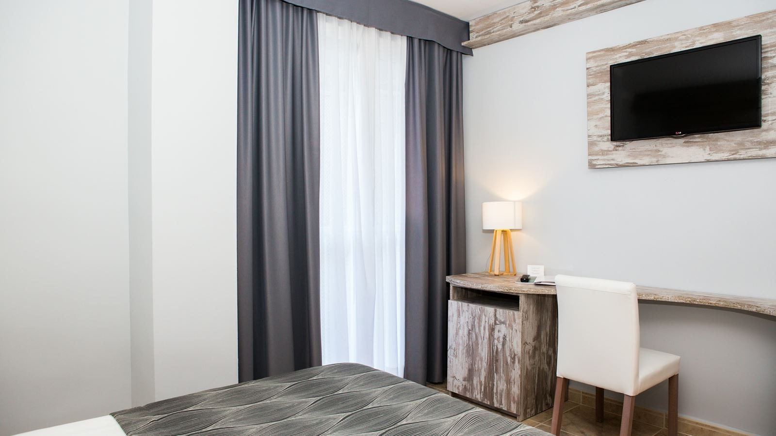 rooms-twin-low-cost-room-without-balcony-or-terrace