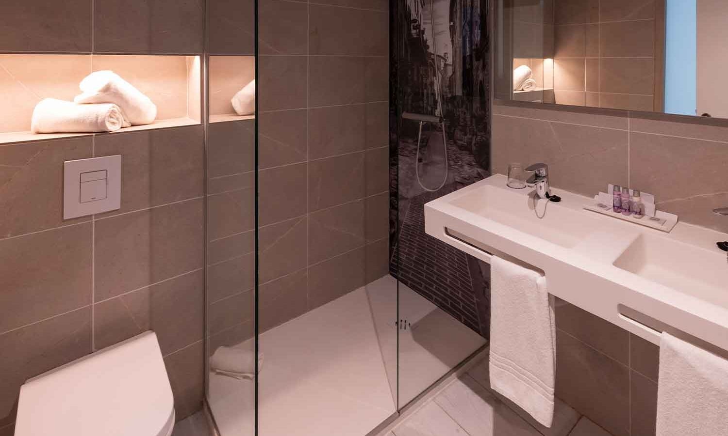 rooms-4b--quadruple-room-with-balcony-or-terrace