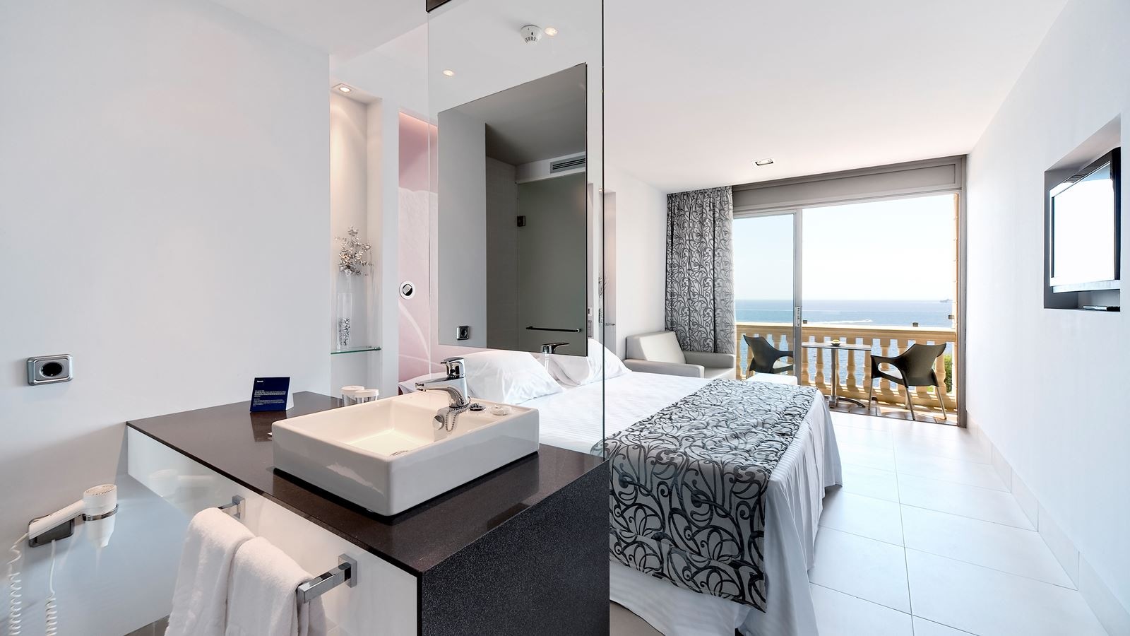 rooms-superior-room-ocean-front-with-terrace