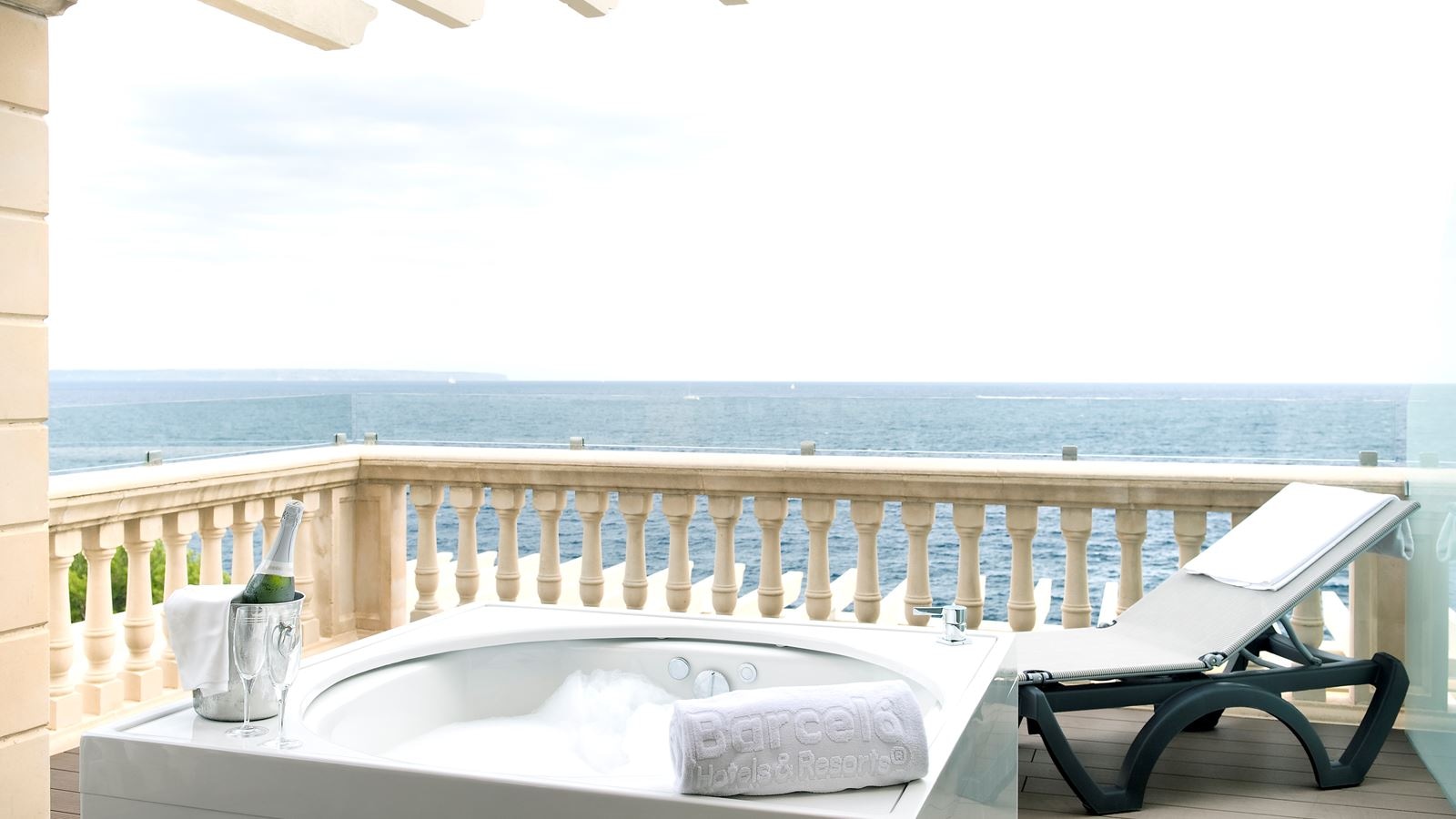 rooms-deluxe-room-ocean-frontseaview-with-terrace-+-jacuzzi