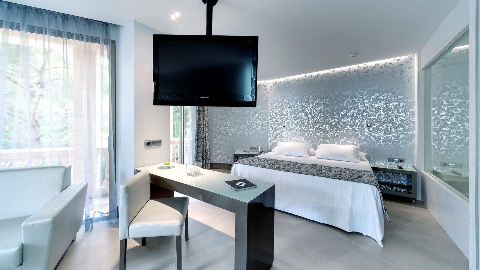 rooms-junior-suite-ocean-front-balcony-or-terrace