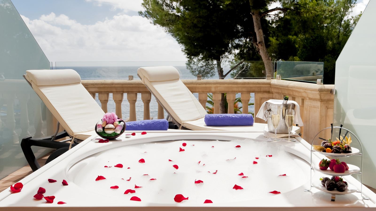 rooms-junior-suite-ocean-front-balcony-or-terrace