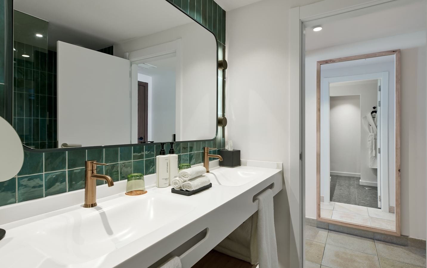 rooms-double-deluxe-1-king-bed-partial-sea-view-balcony-or-terrace