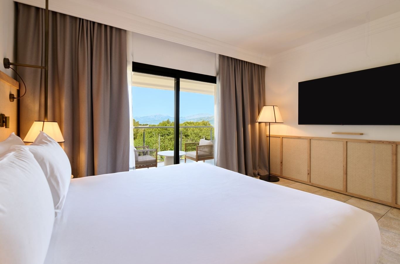 rooms-1-bedroom-suite-balcony-or-terrace