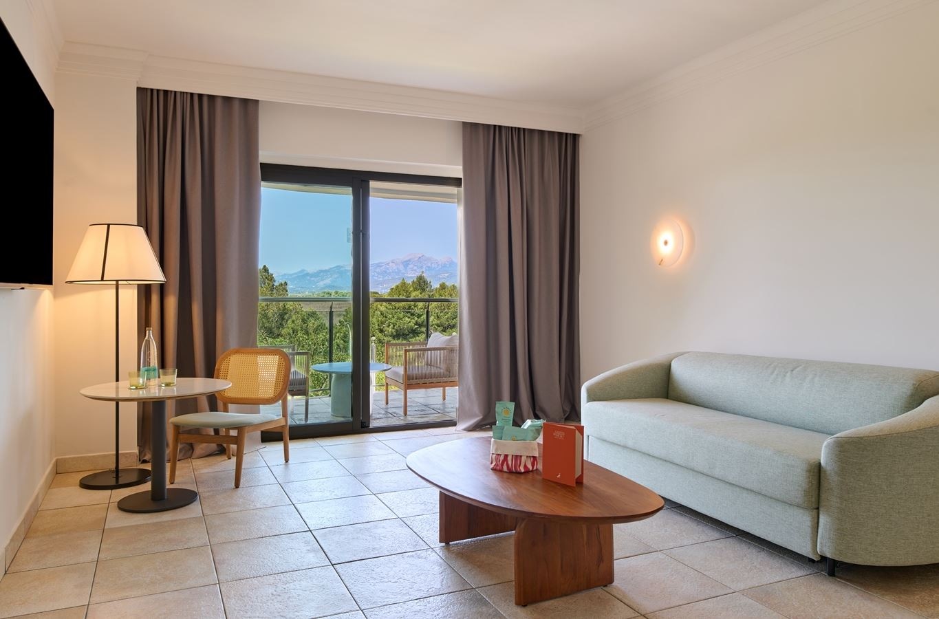 rooms-1-bedroom-suite-balcony-or-terrace