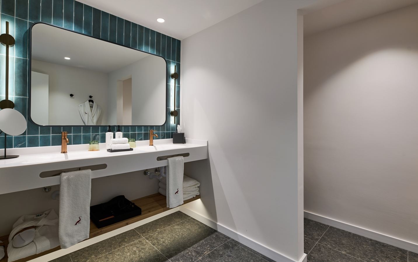 rooms-1-bedroom-suite-sea-front-view-balcony-or-terrace