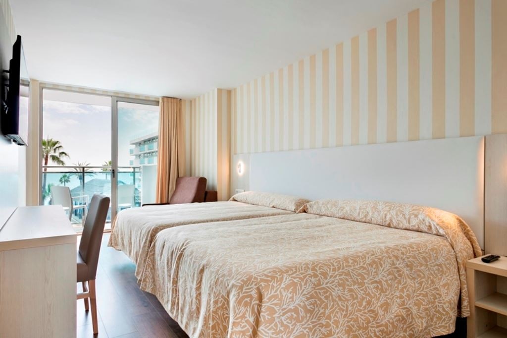 rooms-superior-side-sea-view-balcony-or-terrace