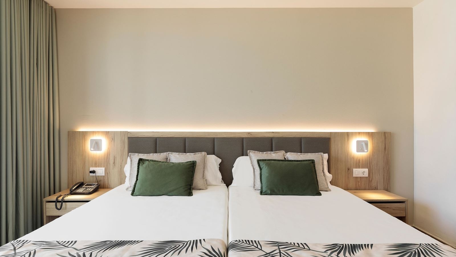 rooms-superior-pool-view-and-sea-side