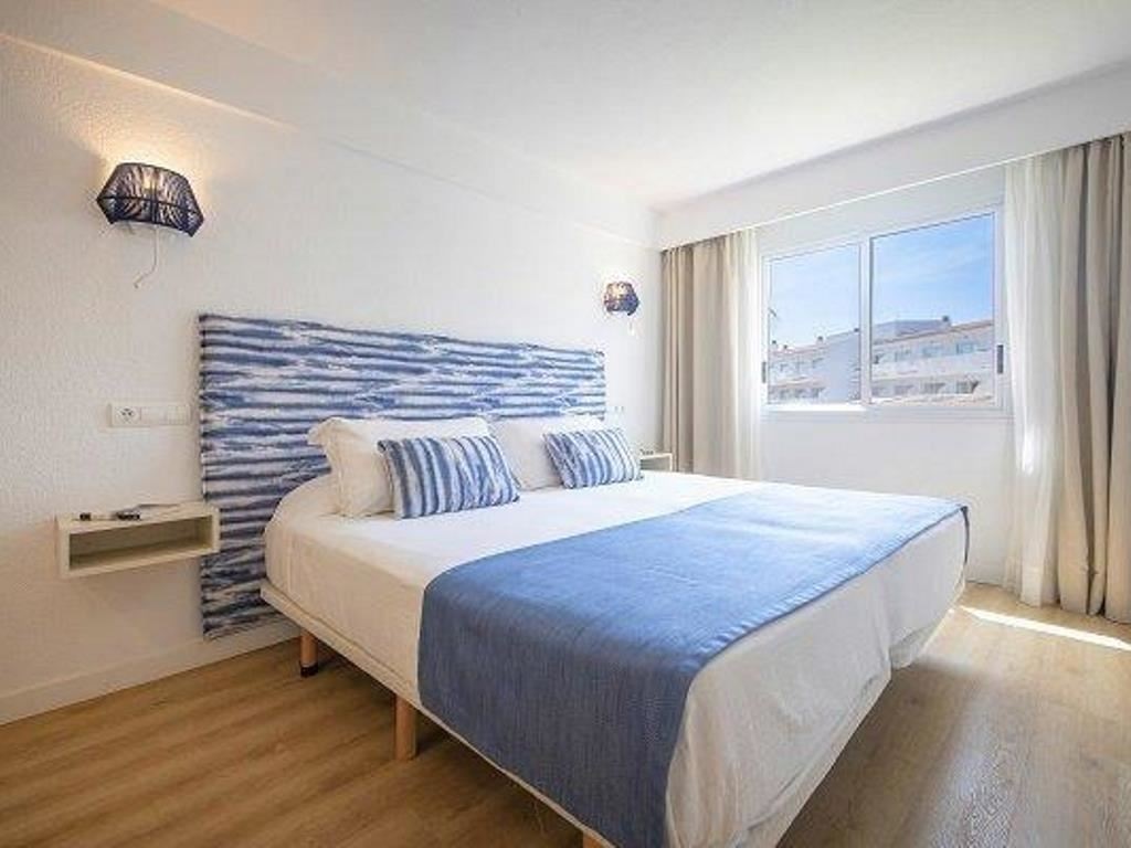 rooms-junior-suite-sea-view-balcony-or-terrace