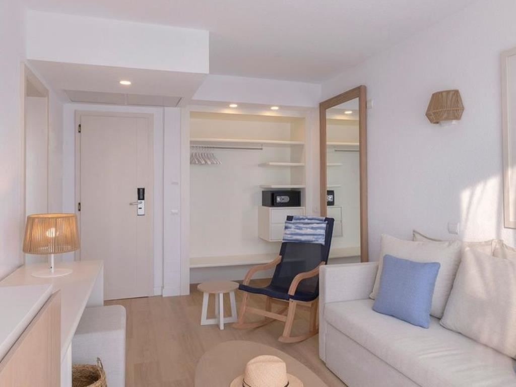 rooms-junior-suite-sea-view-balcony-or-terrace