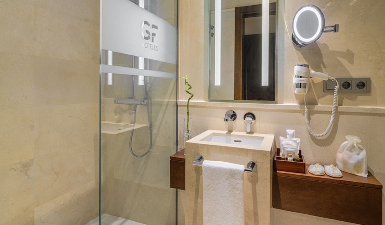 rooms-senior-suite-balcony-or-terrace