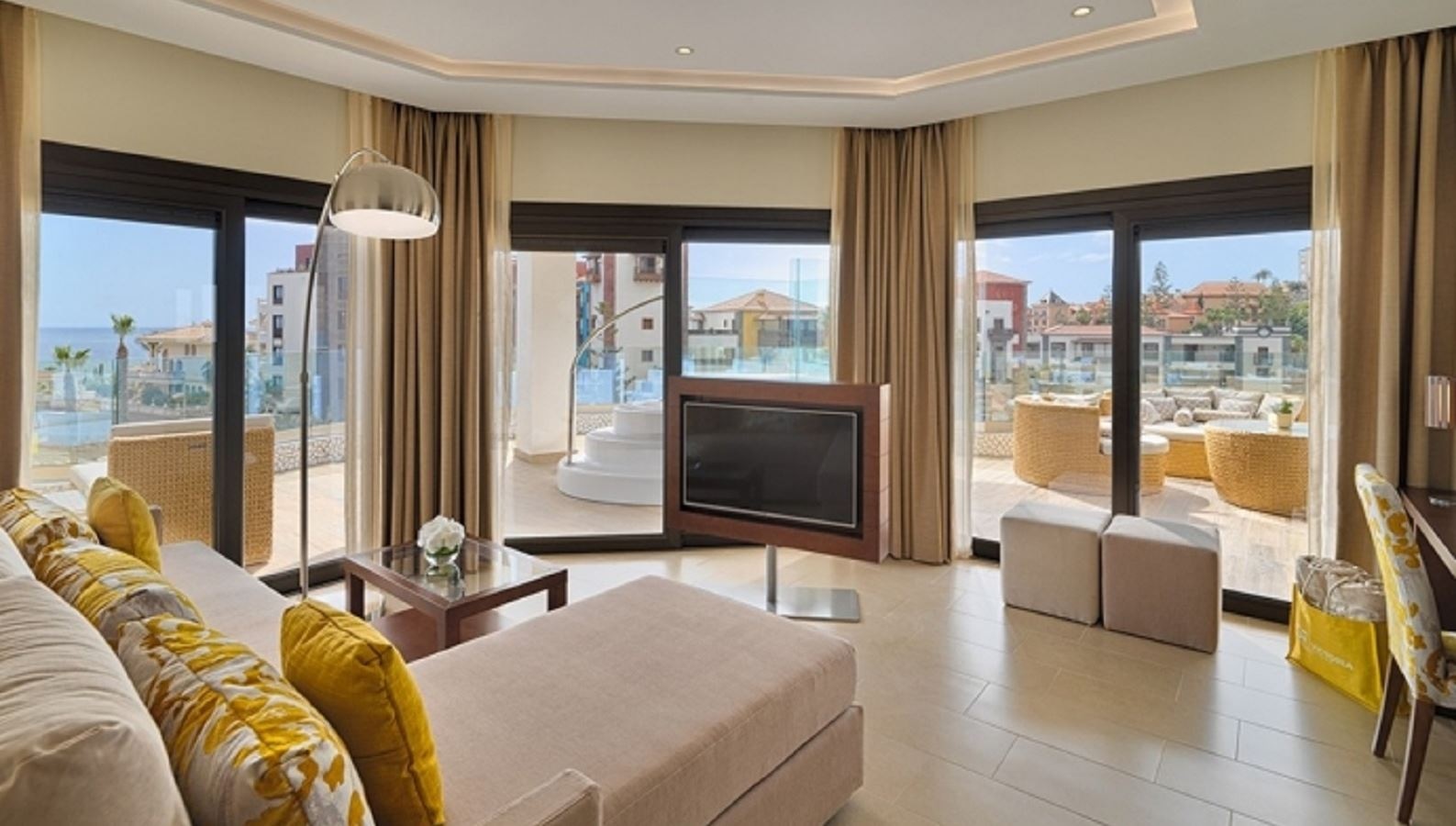 rooms-harmony-suite-balcony-or-terrace