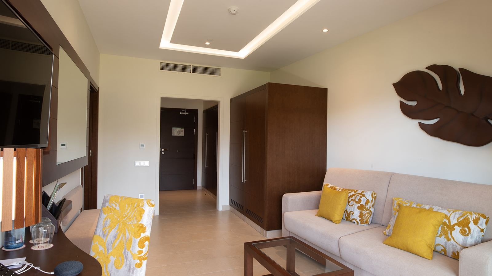 rooms-accesible-senior-suite-balcony-or-terrace