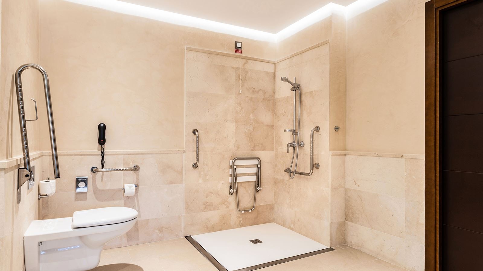 rooms-accesible-senior-suite-balcony-or-terrace