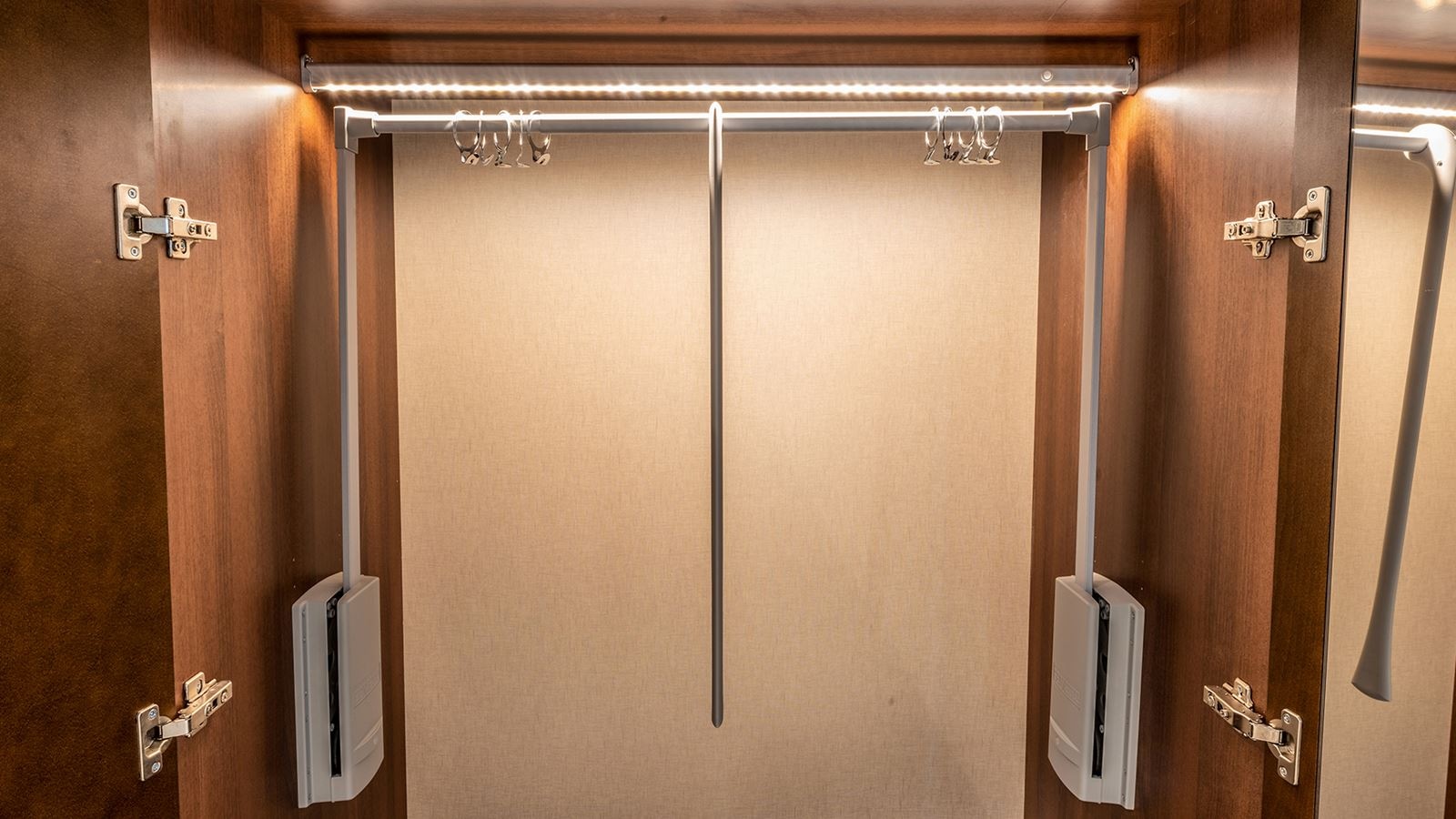 rooms-accesible-senior-suite-balcony-or-terrace