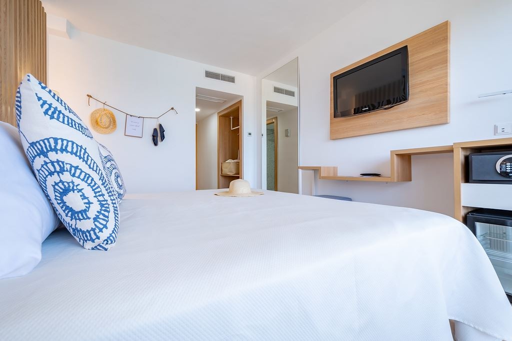 rooms-standard-room-pool-view