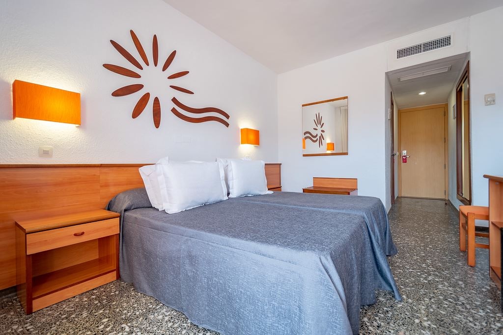 rooms-standard-room-pool-view