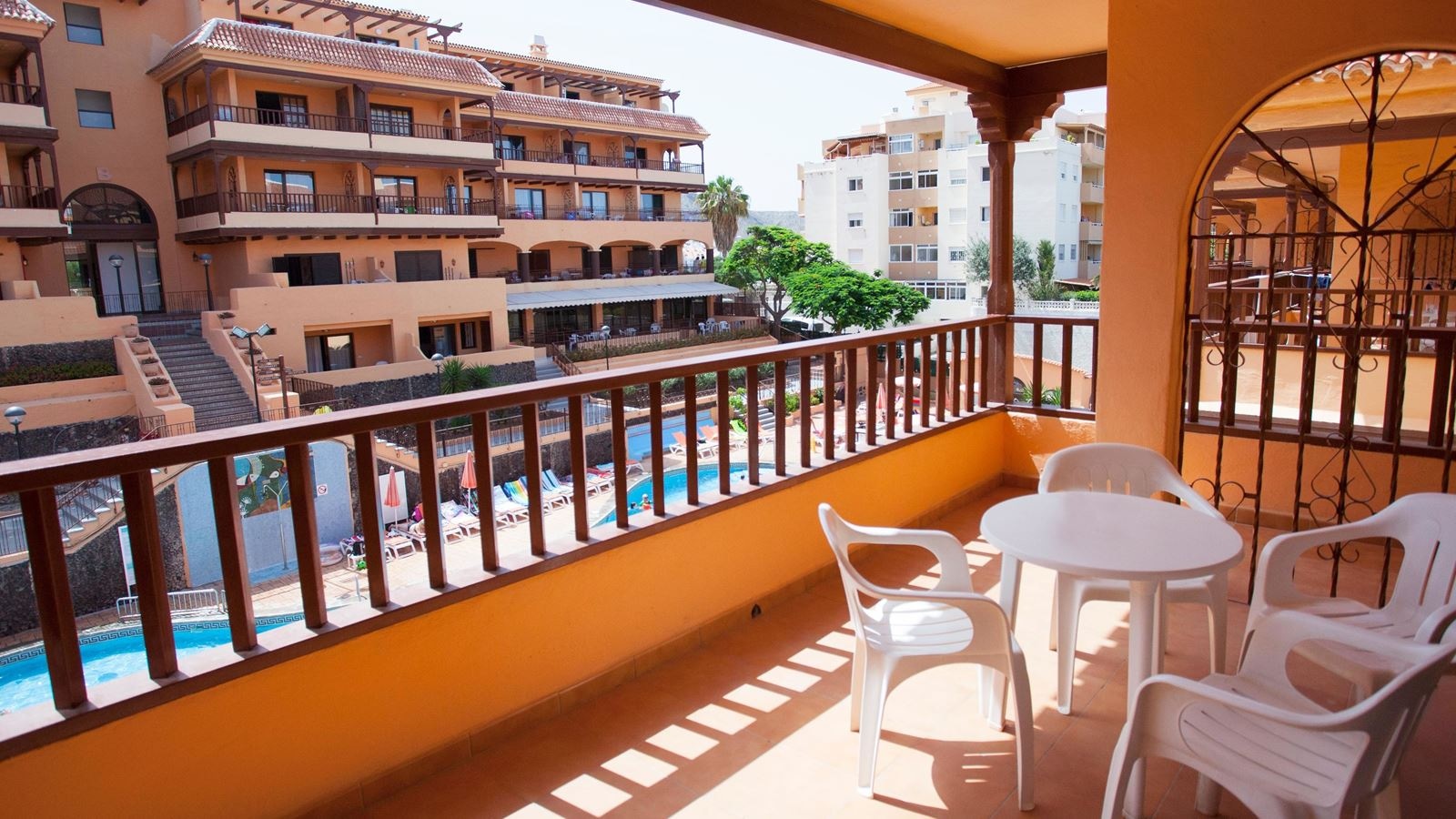 rooms-apartment-1-br-large-suite-high-floor-sea-and-pool-view