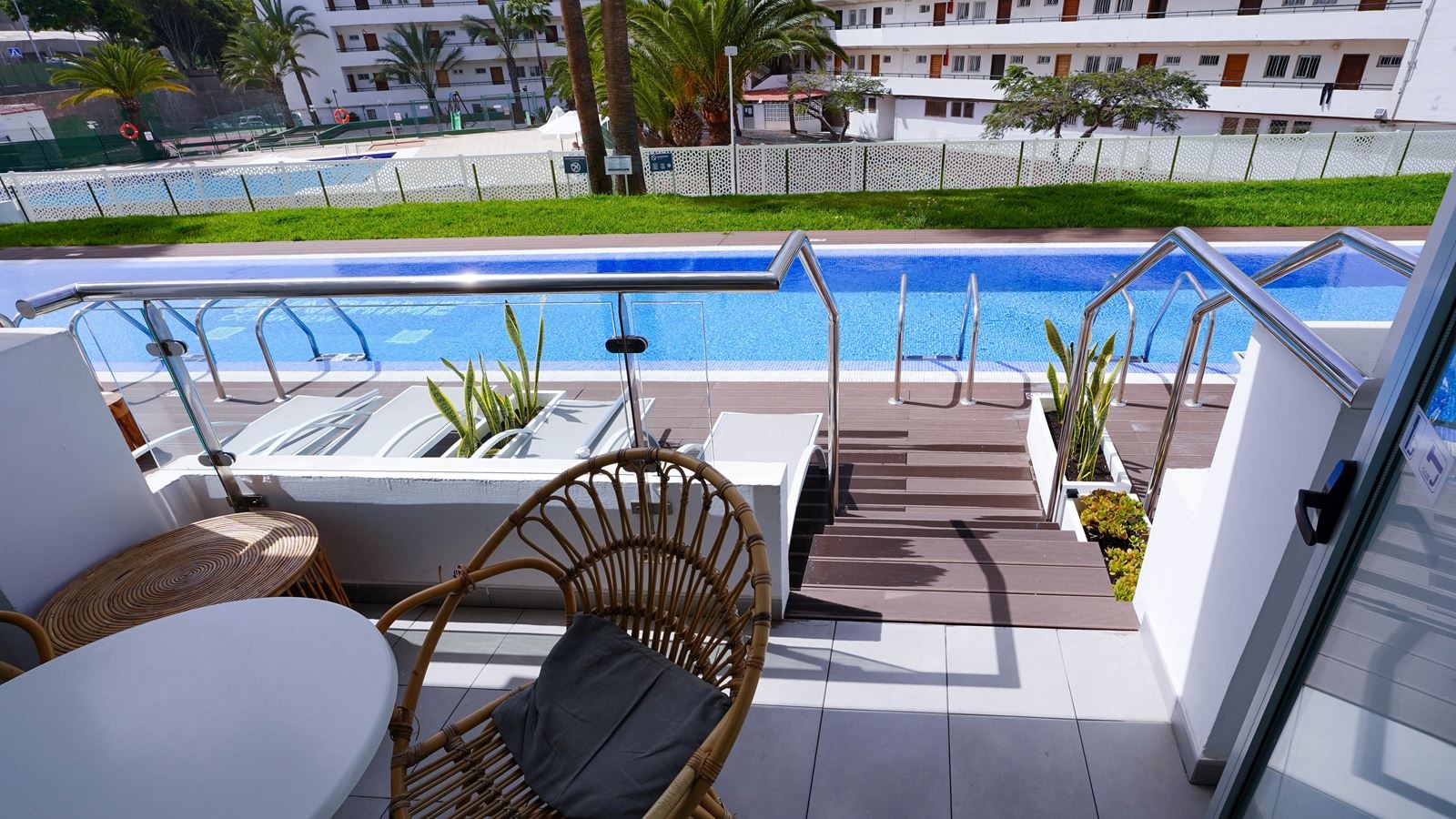 rooms-junior-suite-standard-swim-up