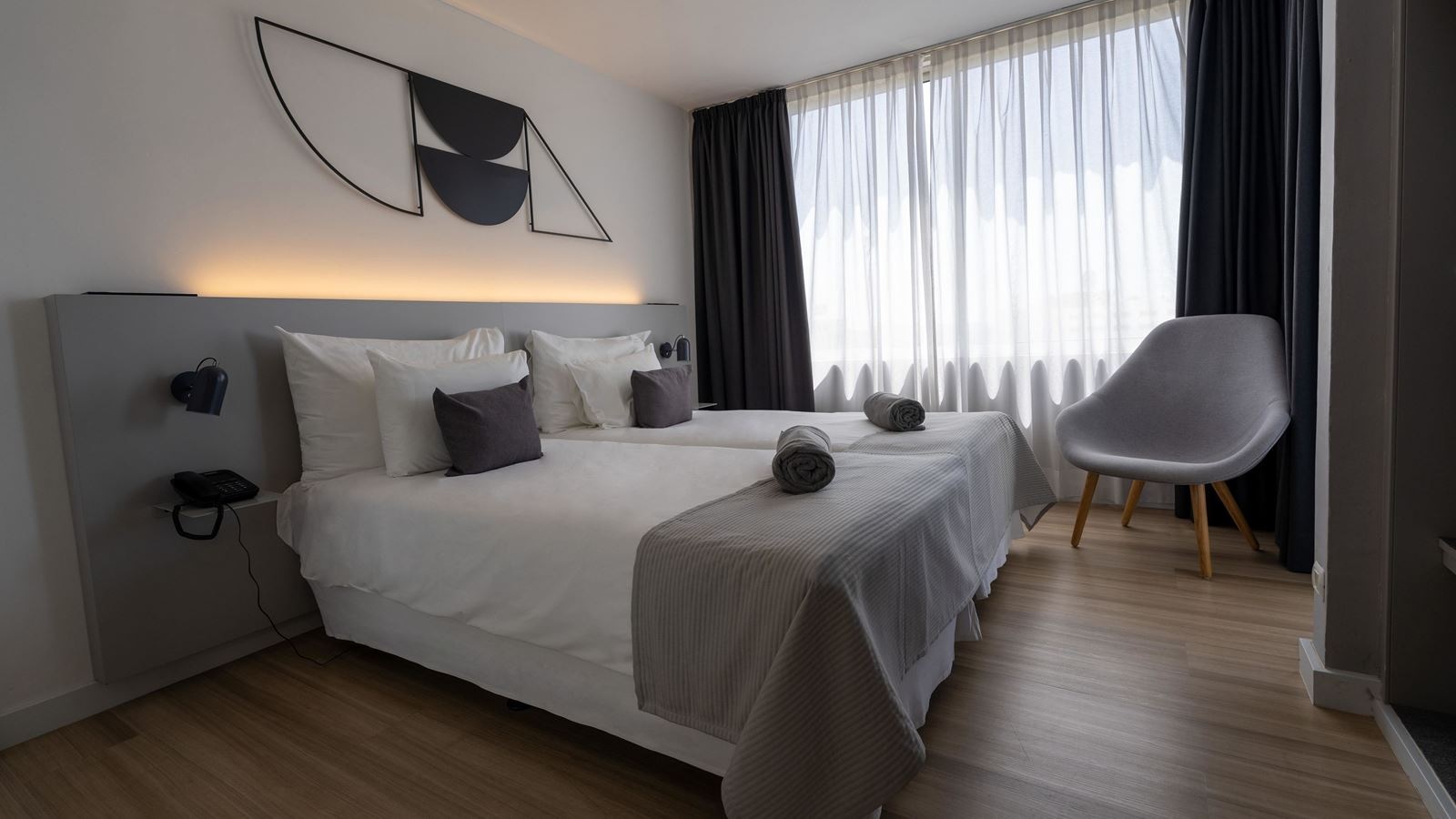 rooms-suite-pool-view-balcony-or-terrace