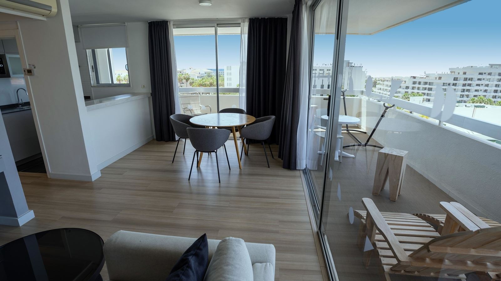 rooms-suite-sea-view--balcony-or-terrace