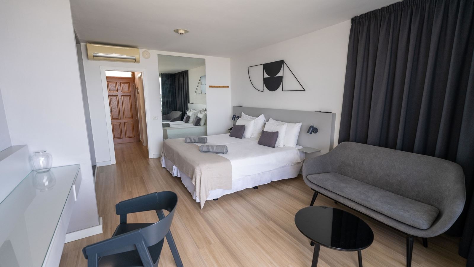 rooms-junior-suite-sea-view--balcony-or-terrace