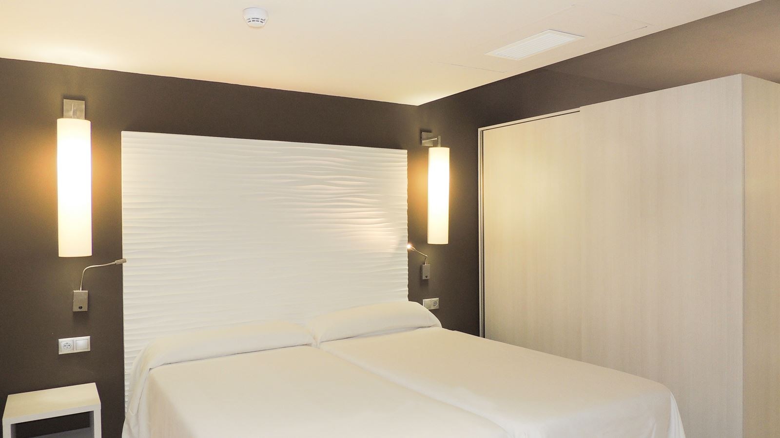 rooms-family-room-balcony-or-terrace