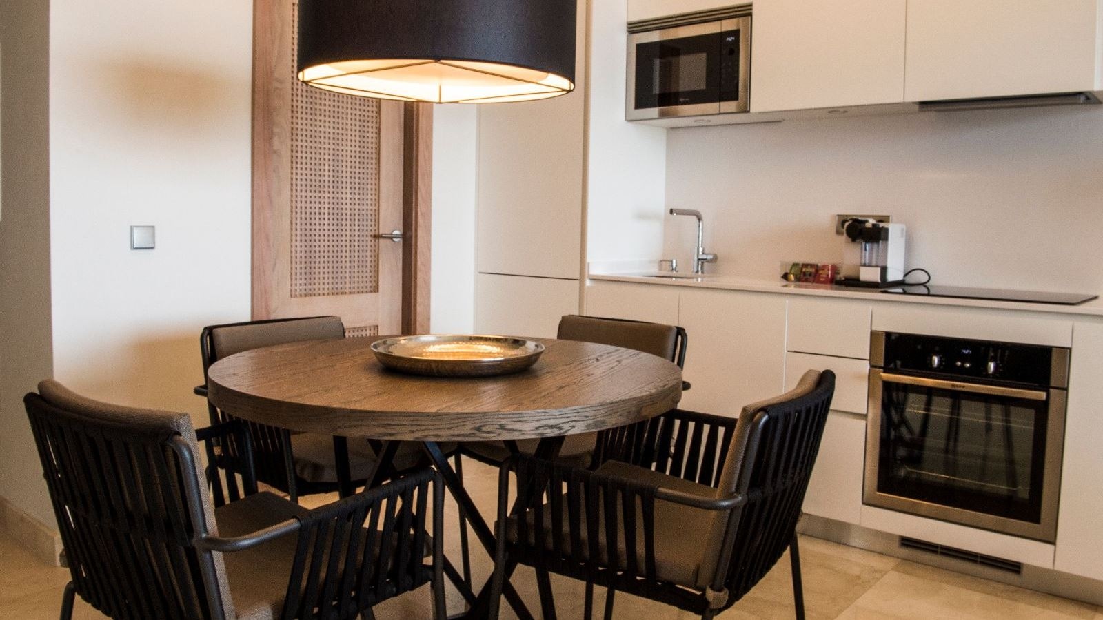 rooms-1-bedroom-suite-partial-sea-view