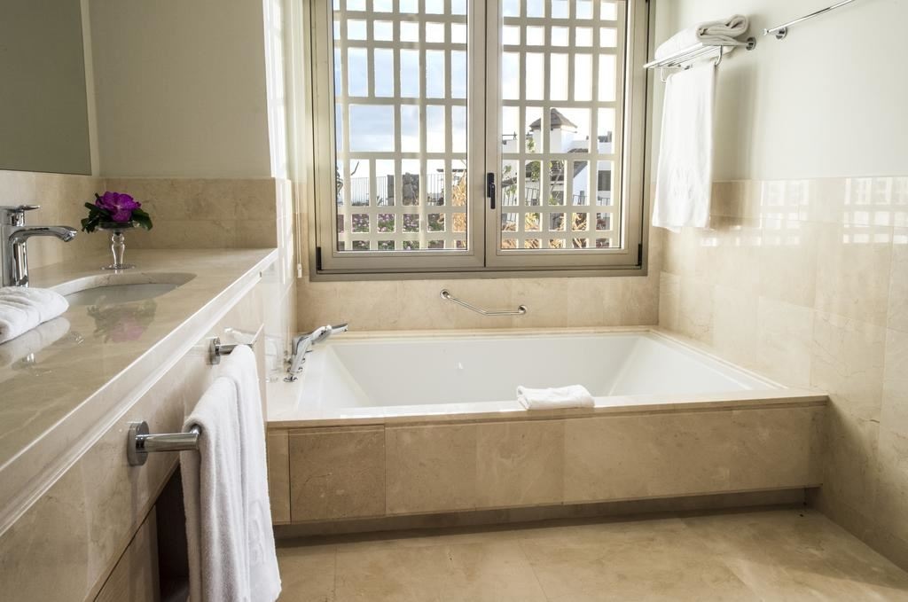 rooms-3-bedrooms-suite-partial-sea-view