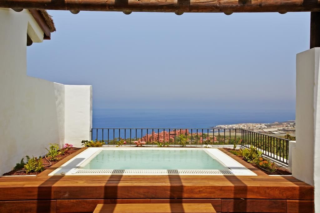 rooms-3-bedrooms-suite-sea-view-jacuzzi