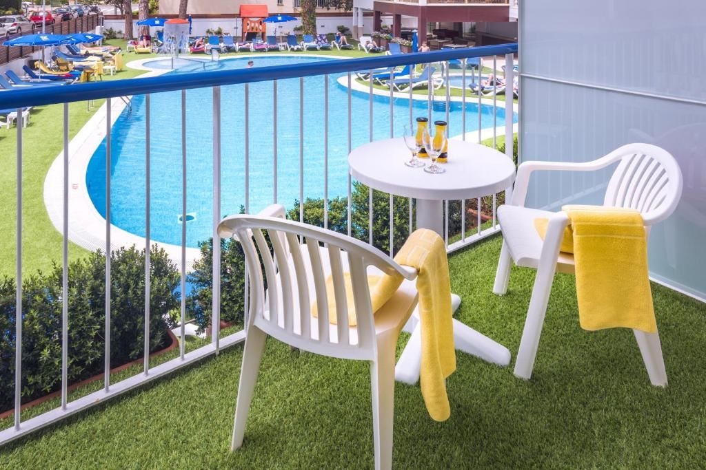 rooms-double-room-with-pool-view