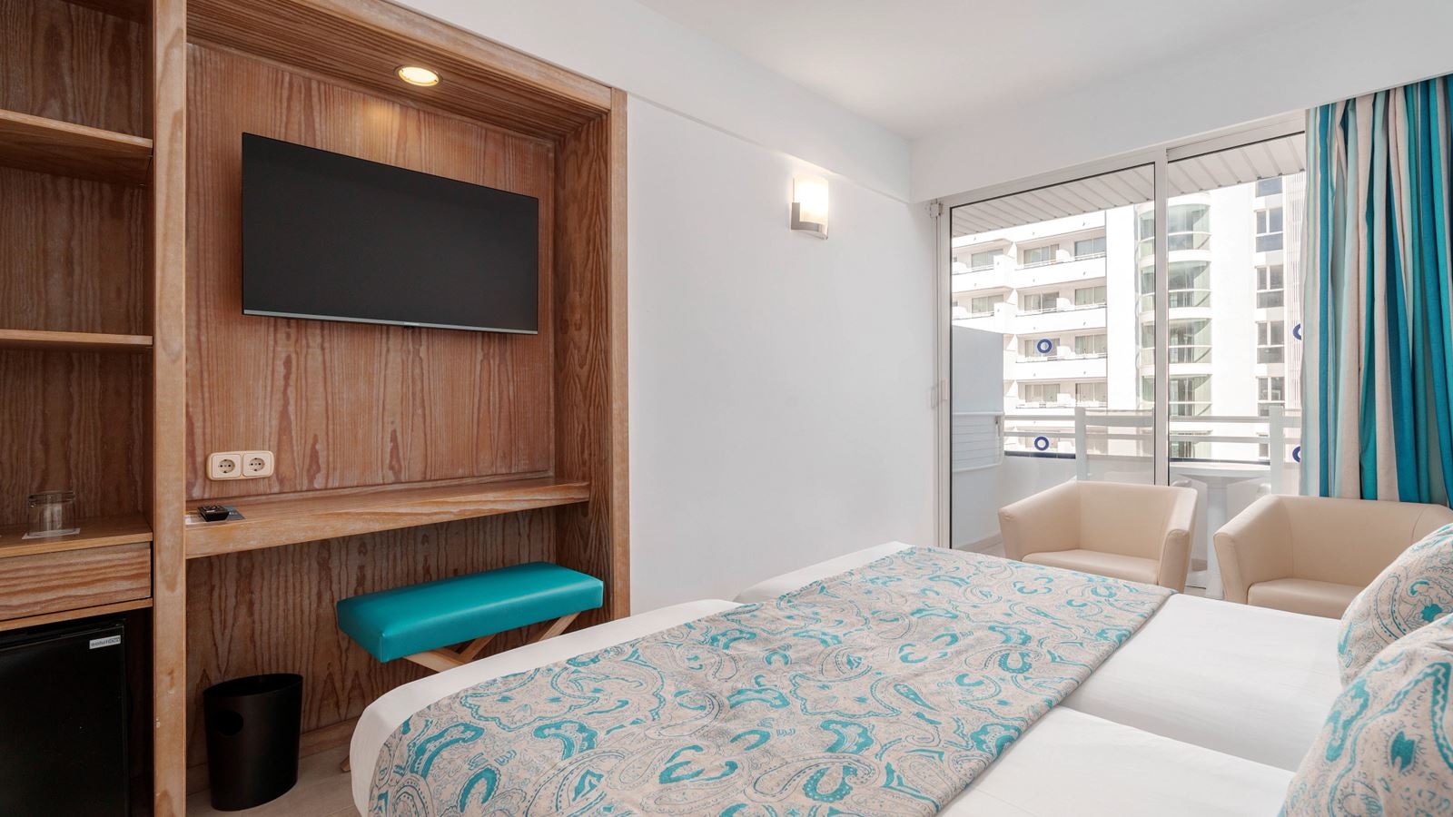 rooms-family-sea-view-2-dbl-rooms-interconnected-balcony-or-terrace