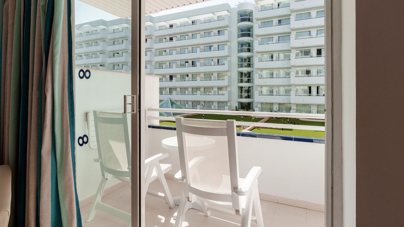 rooms-family-room-2-dbl-rooms-interconnected-balcony-or-terrace