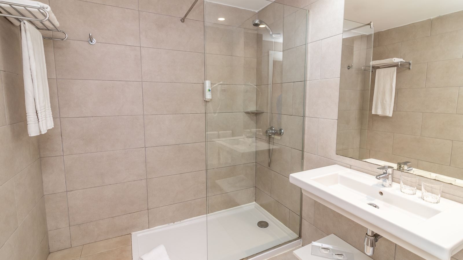 rooms-deluxe-twin-room-with-balcony