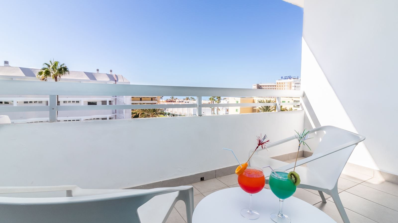 rooms-deluxe-twin-room-pool-view-with-balcony