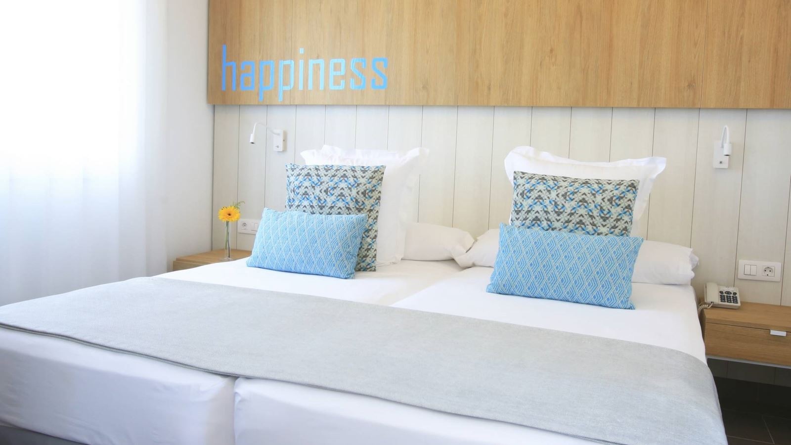 rooms-1-bedroom-suite-balcony-or-terrace