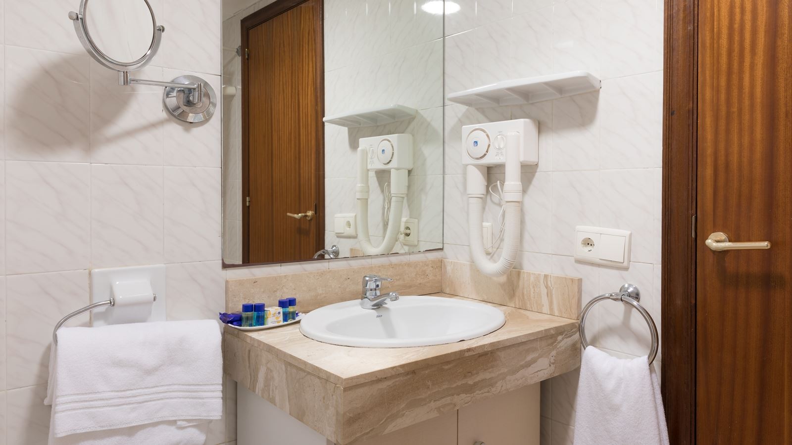 rooms-twin-room-sea-view