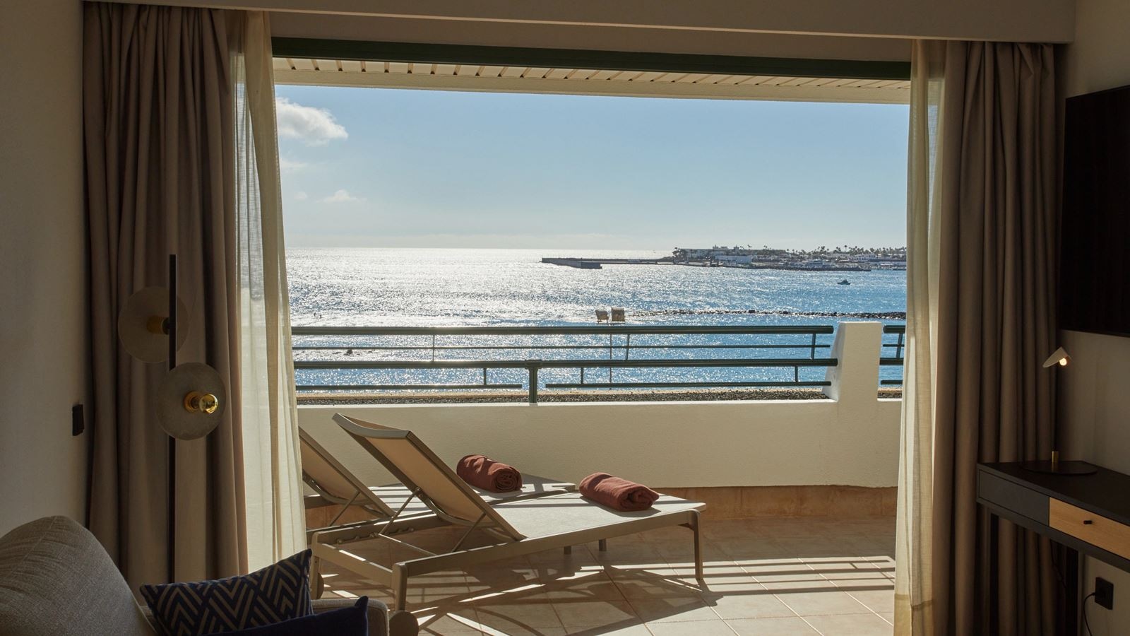 rooms-master-suite-front-ocean-view-preffered-club-balcony-or-terrace