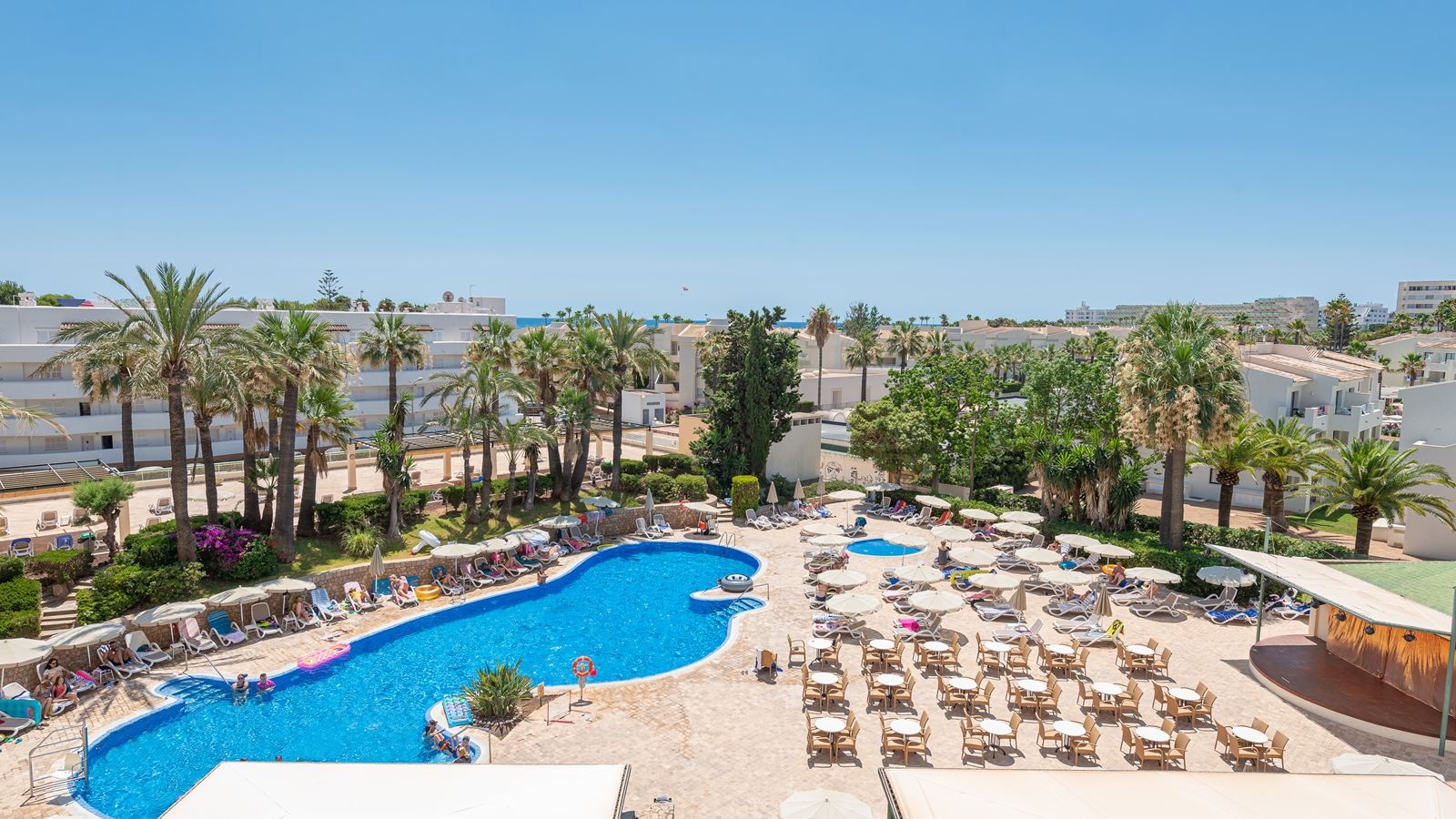 rooms-double-standard-pool-view-with-balcony