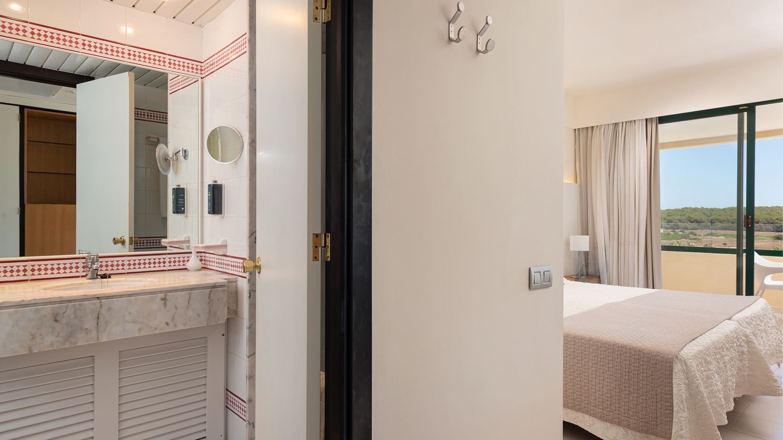 rooms-double-lateral-sea-view-with-balcony