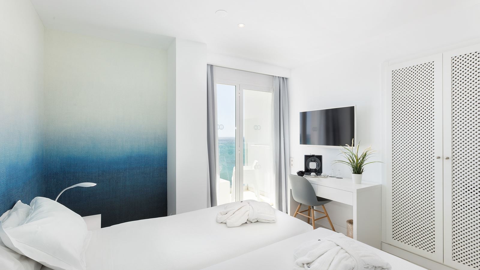 rooms-double-premium-swim-up-frontal-sea-view-balcony