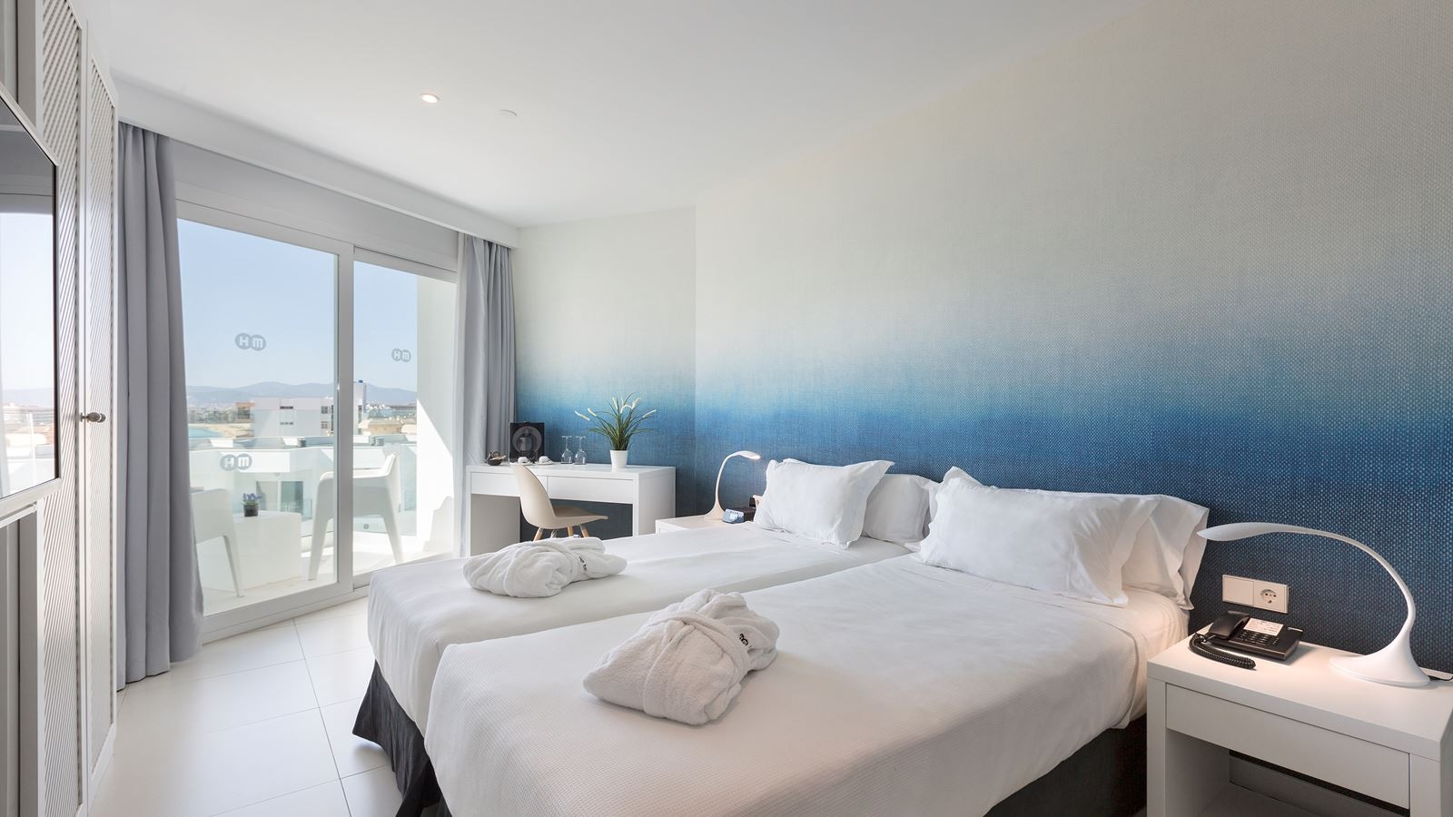 rooms-double-premium-swim-up-lateral-sea-view-balcony