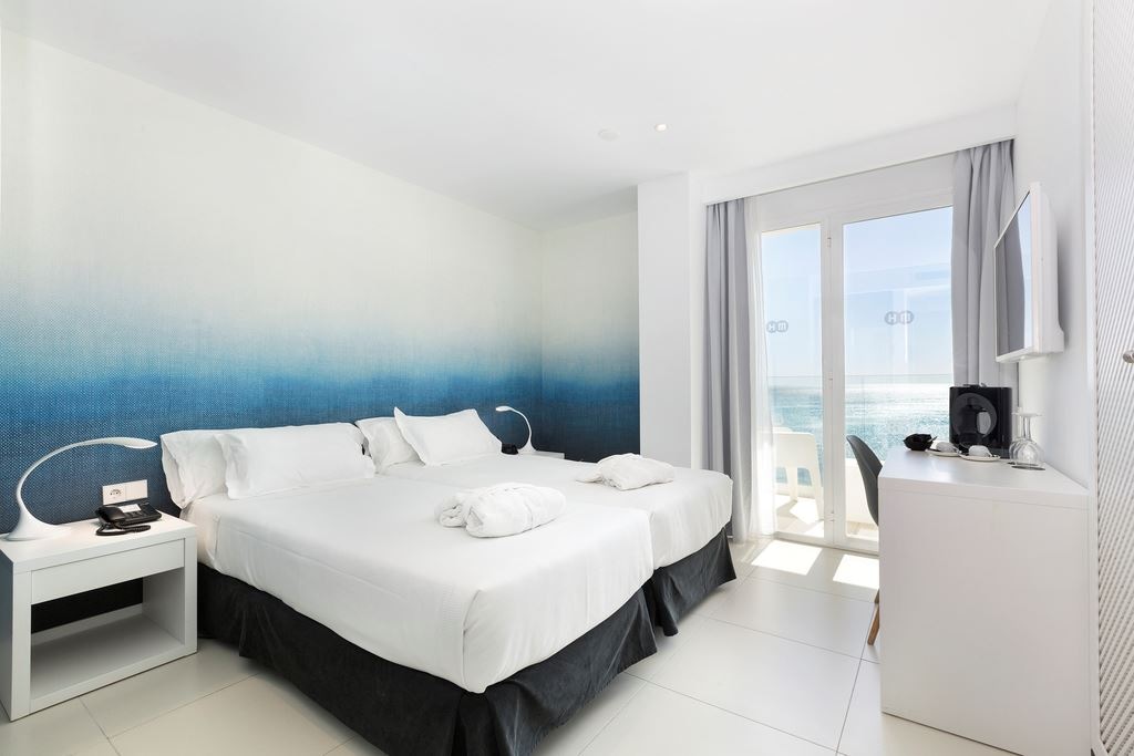 rooms-double-premium-sea-front-balcony