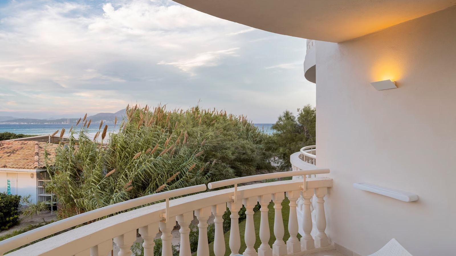 rooms-family-side-sea-view-premium-b-with-balcony
