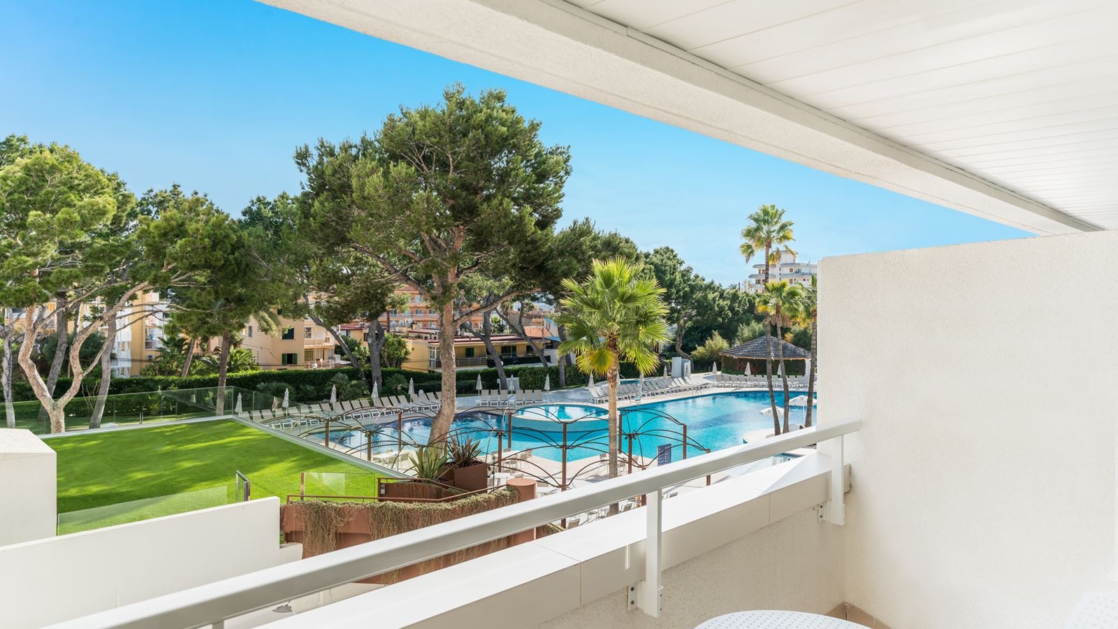 rooms-triple-triple-pool-view-triple-garden-view