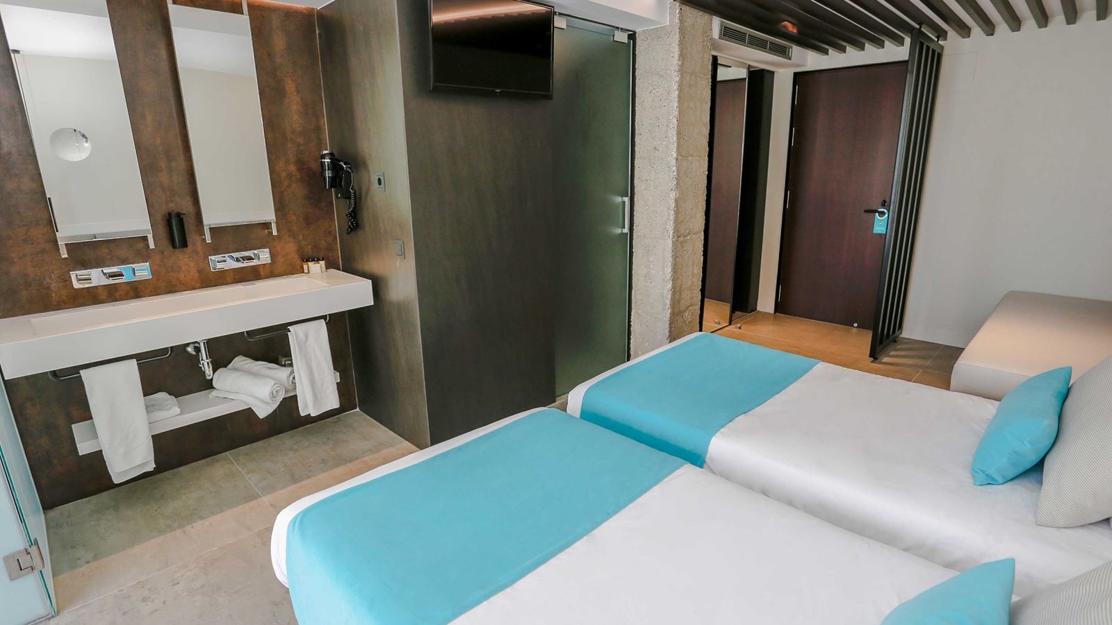 rooms-urban-room-pool-view-balcony-or-terrace