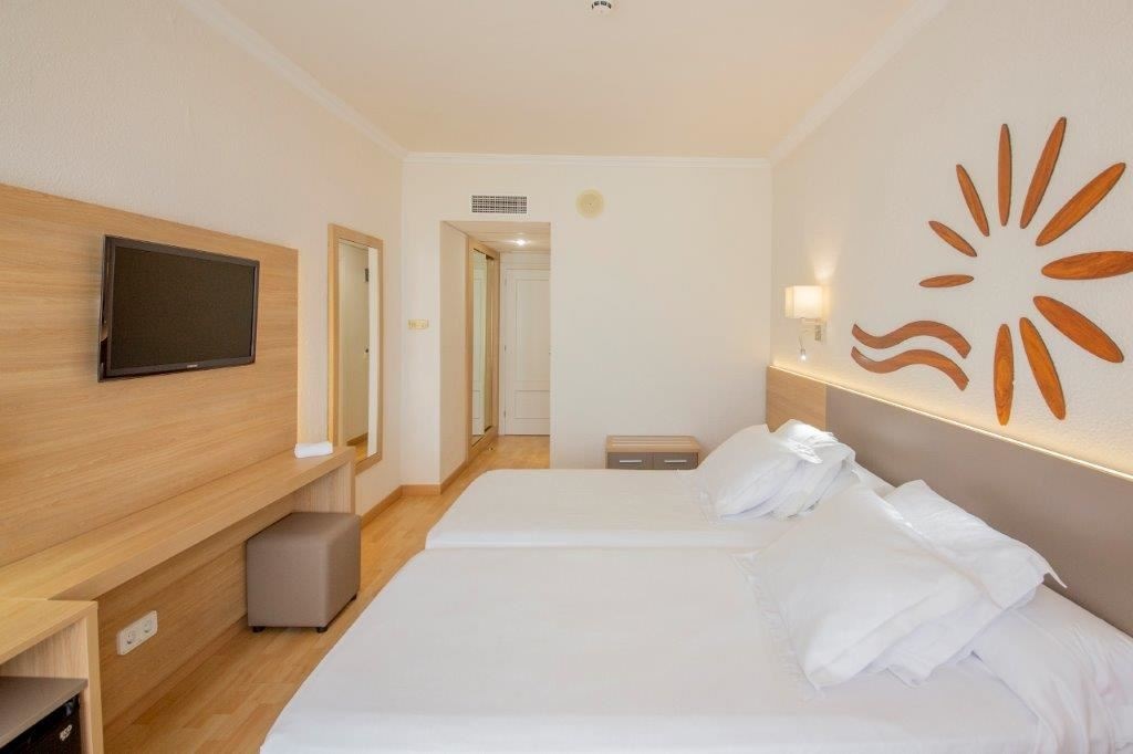 rooms-standard-room-pool-view