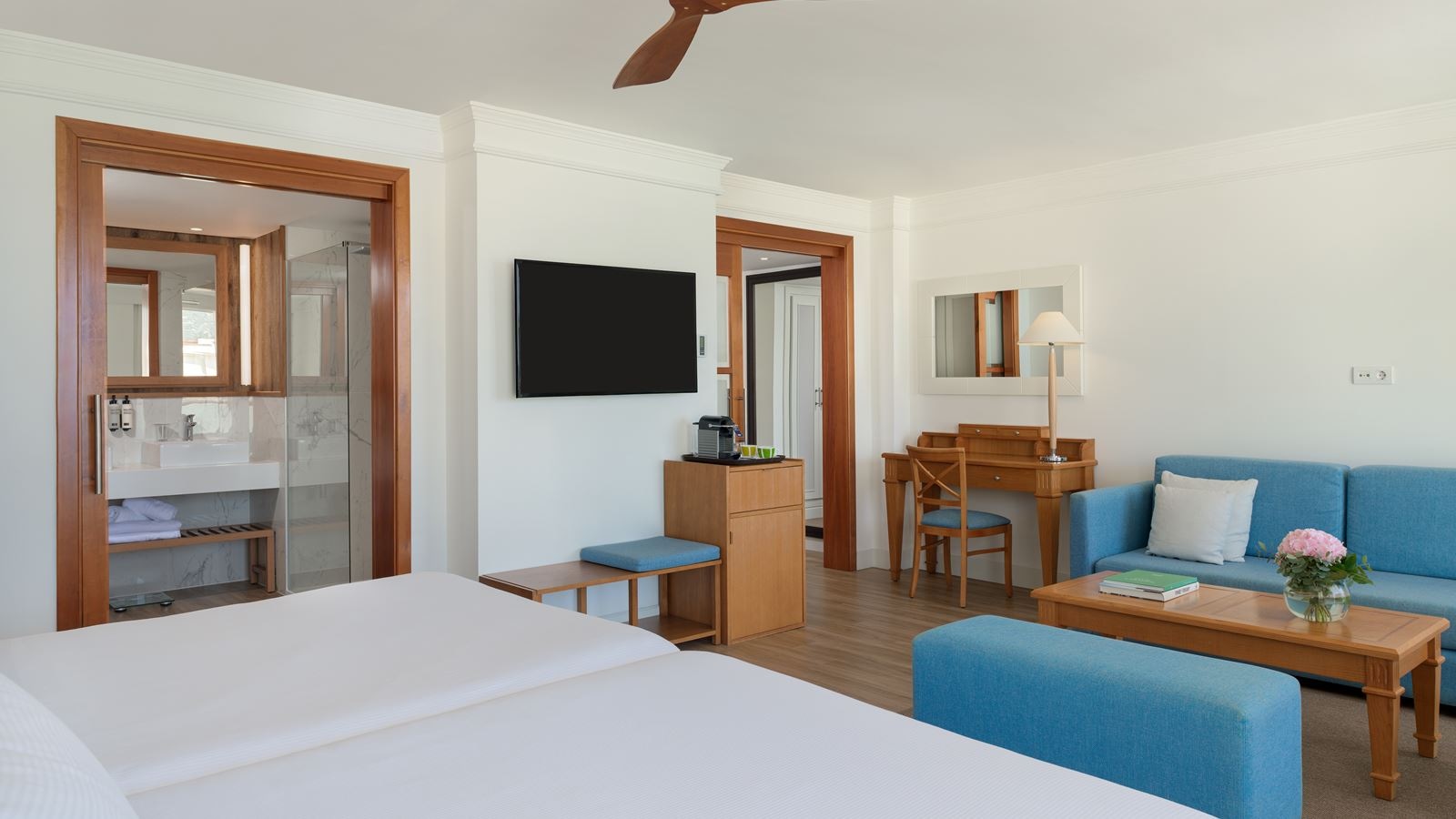 rooms-junior-suite-side-sea-view-balcony